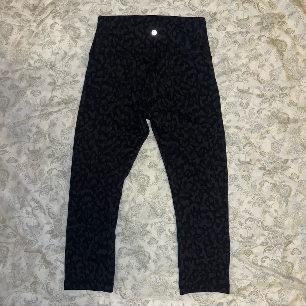 Lululemon Formation Camo HR 21” Crops Sz 8 - Picture 4 of 6